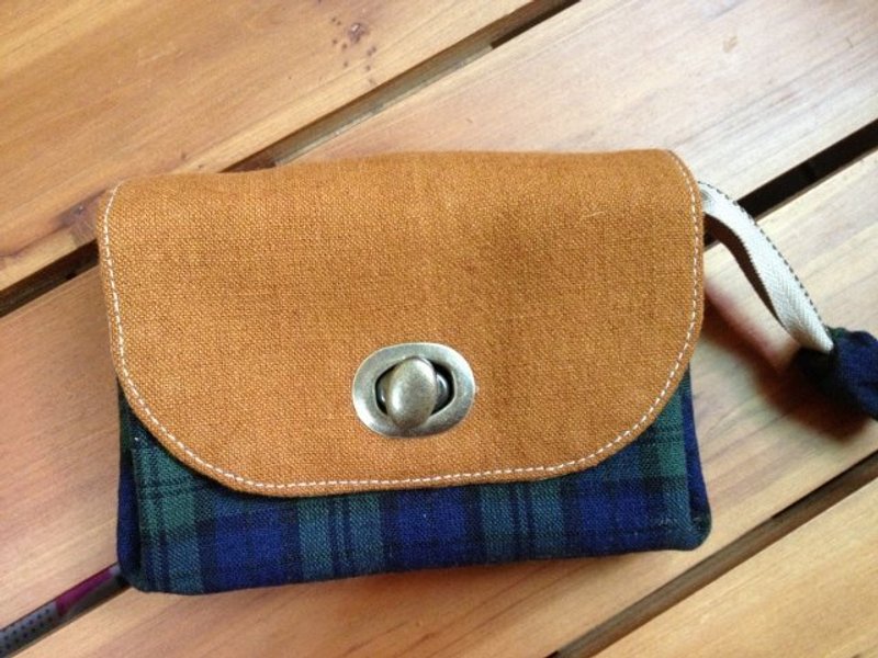 ［Clare 布手作］经典学院风蓝绿格纹布B款*复古转扣手拿包 - 皮夹/钱包 - 其他材质 咖啡色