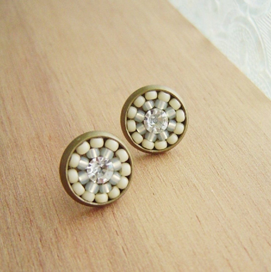 ::小花砖:: 马卡龙(奶油黄)。贴耳耳环。Swarovski。圆。奶油黄。拼贴。渐层 - 耳环/耳夹 - 其他金属 黄色