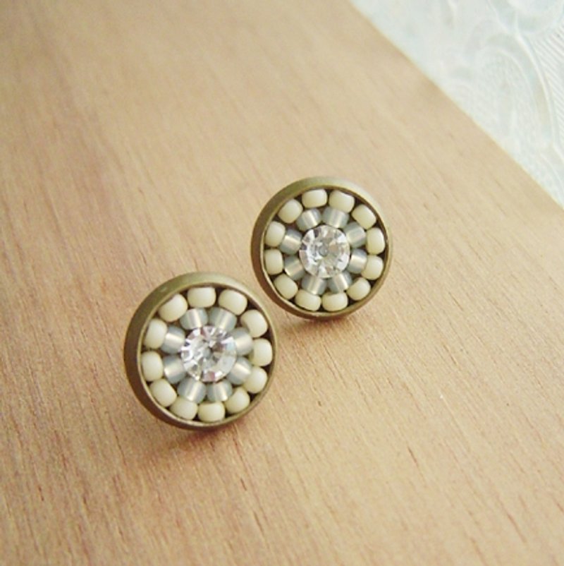 ::小花砖:: 马卡龙(奶油黄)。贴耳耳环。Swarovski。圆。奶油黄。拼贴。渐层 - 耳环/耳夹 - 其他金属 黄色