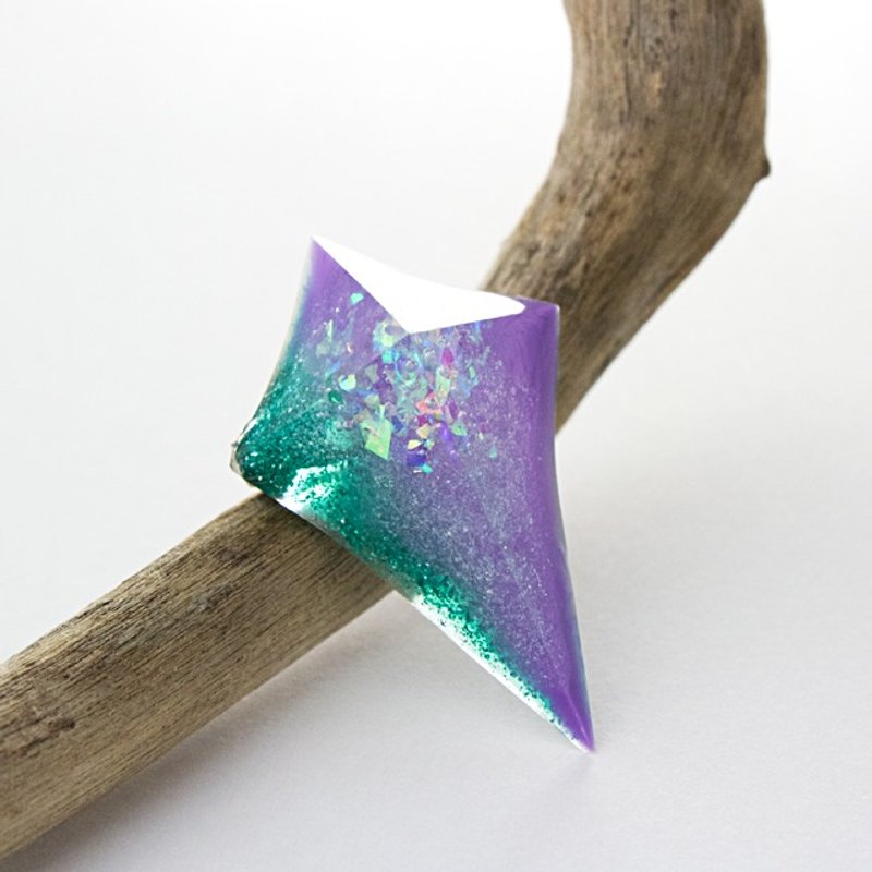 Acute angle pyramid brooch (Ephemera) - 胸针 - 其他材质 紫色