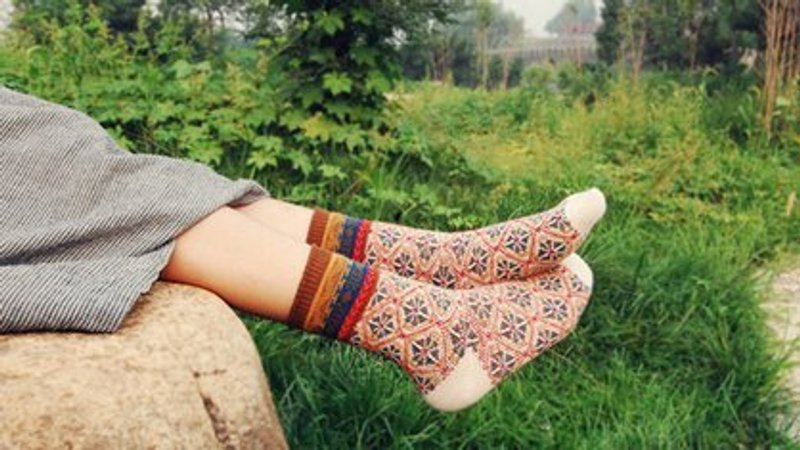 秋天的颜色☃森林系复古图腾女袜　袜子控　礼物 - 袜子 - 棉．麻 卡其色