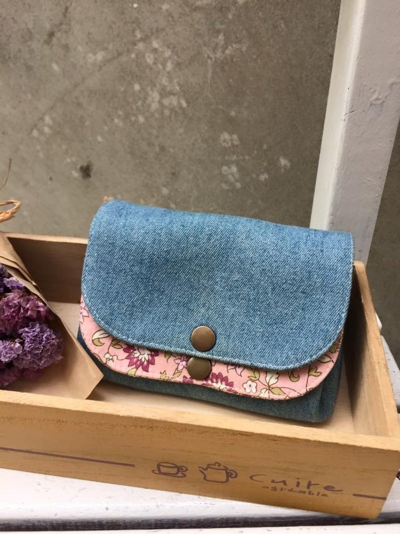 ［Clare 布手作］牛仔x粉红小碎花 双压扣手拿包 - 皮夹/钱包 - 其他材质 粉红色