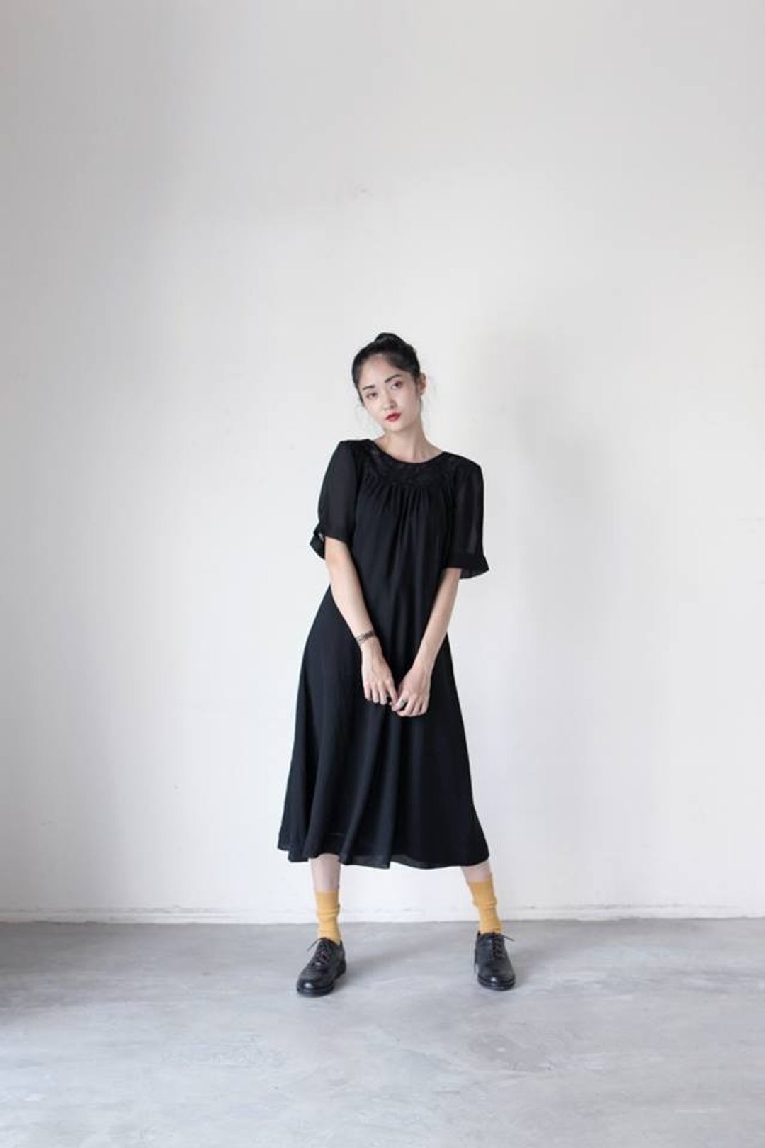 CD-2002 小花蕾丝短袖黑色洋装  ＆ CG-0379 DESIGNS灰底米奇图案大学T - 女装上衣 - 其他材质 白色