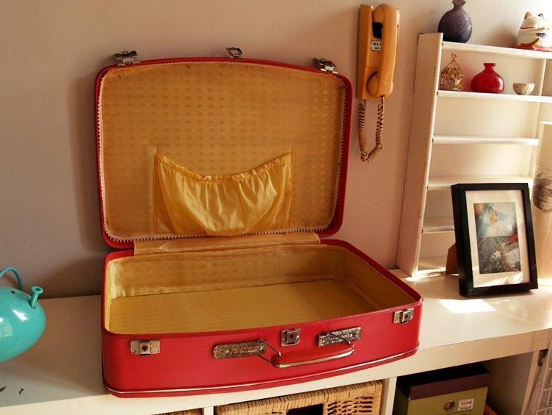 台湾老货-鲜红色皮箱(小)-开店布置陈列/拍照道具 - 行李箱/行李箱保护套 - 其他材质 