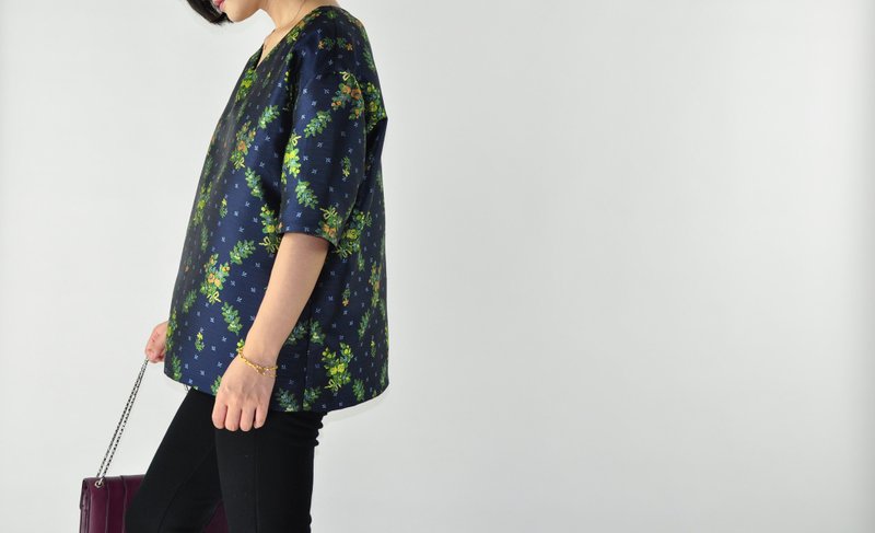 Flat 135 X 台湾设计师系列 五分袖 提花布 蓝色 绿色叶子提花 v领  宽松 气质款 - 女装上衣 - 其他材质 蓝色
