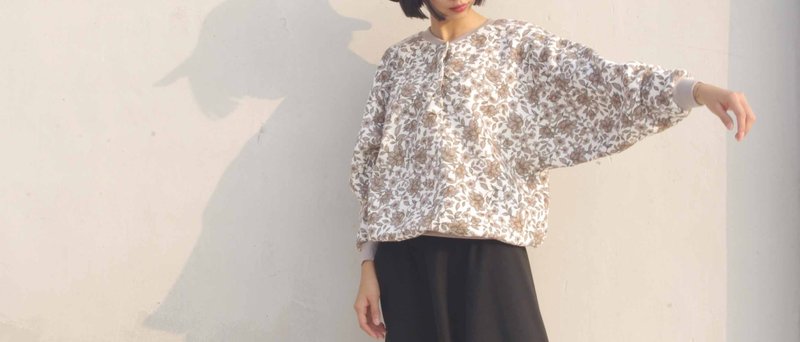 4.5studio-稻稻来寻宝老衣-白底满版碎花 棒球领 大宽袖刷毛长T - 女装 T 恤 - 其他材质 白色