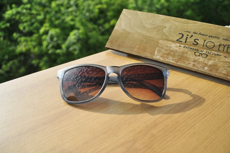 太阳眼镜│透明灰色雾面框│咖啡色镜片│墨镜│2is Tanner - 墨镜 - 塑料 灰色