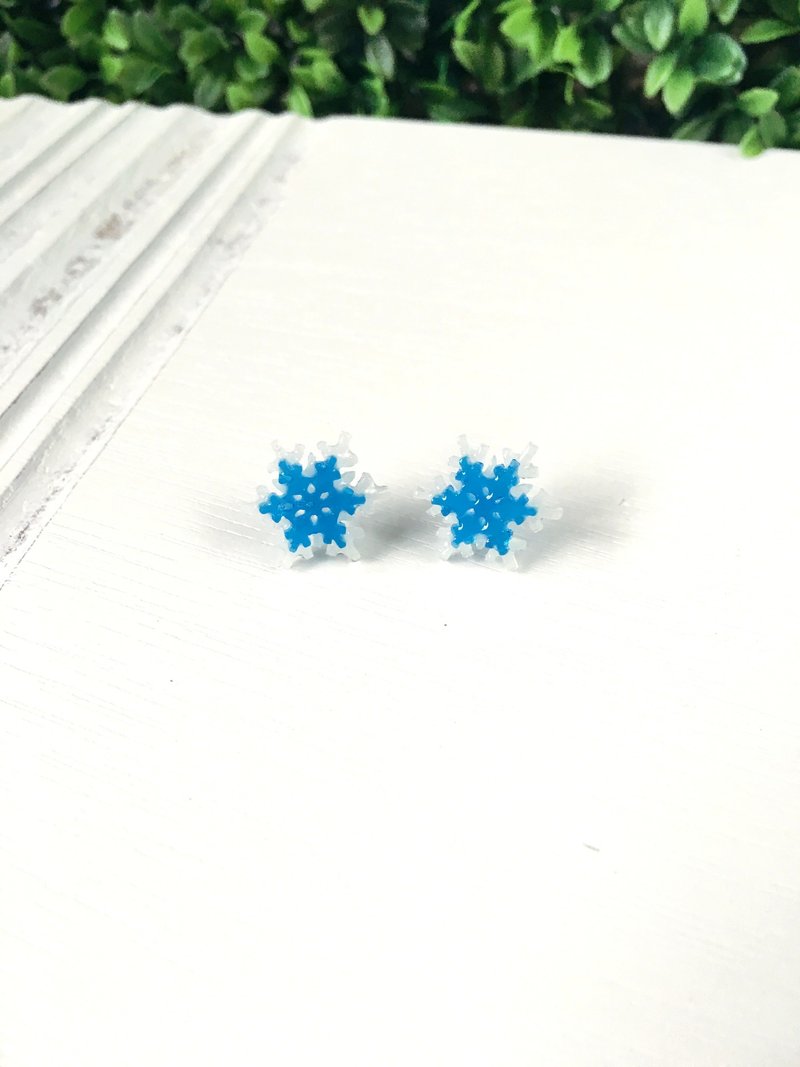 *Haku·Neko* [冬日限定] 白x蓝雪花片片耳环 (白色) - 耳环/耳夹 - 硅胶 白色