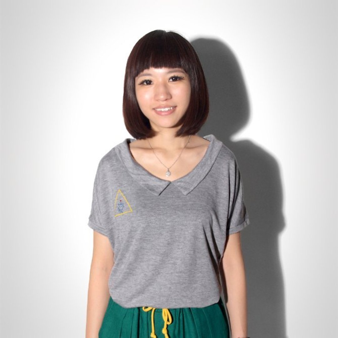 【HEY SUN】跳跳糖在三角盒子里准备大惊喜小领子造型T恤 - 女装 T 恤 - 其他材质 灰色