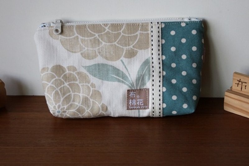 拼布风化妆包, 素雅大理花+蒂芬妮蓝点点 - 化妆包/杂物包 - 棉．麻 蓝色