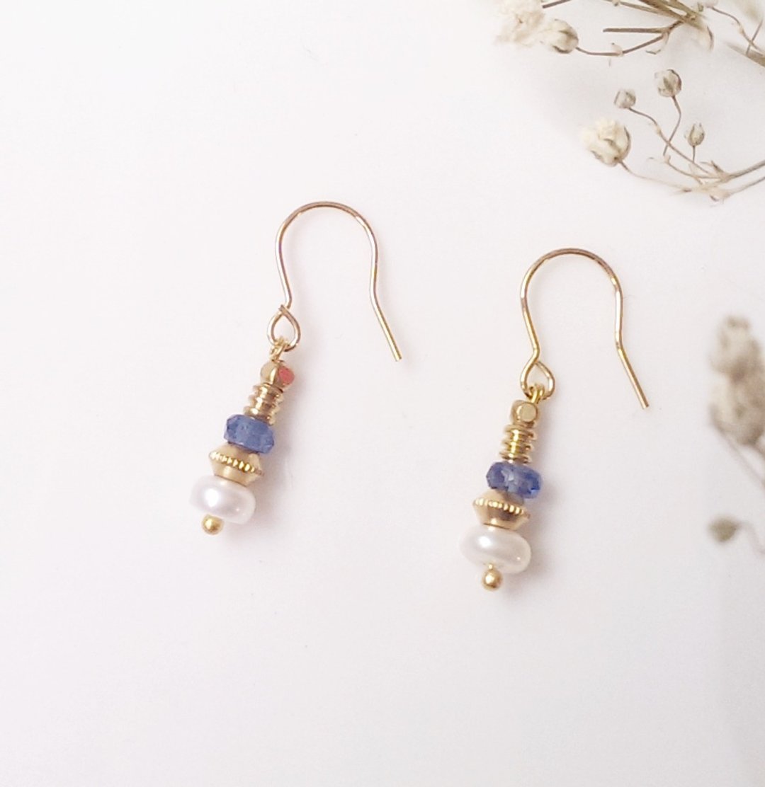天然石小巧手工耳环 金色、蓝晶 【淡蓝雨云】 - 耳环/耳夹 - 其他金属 蓝色