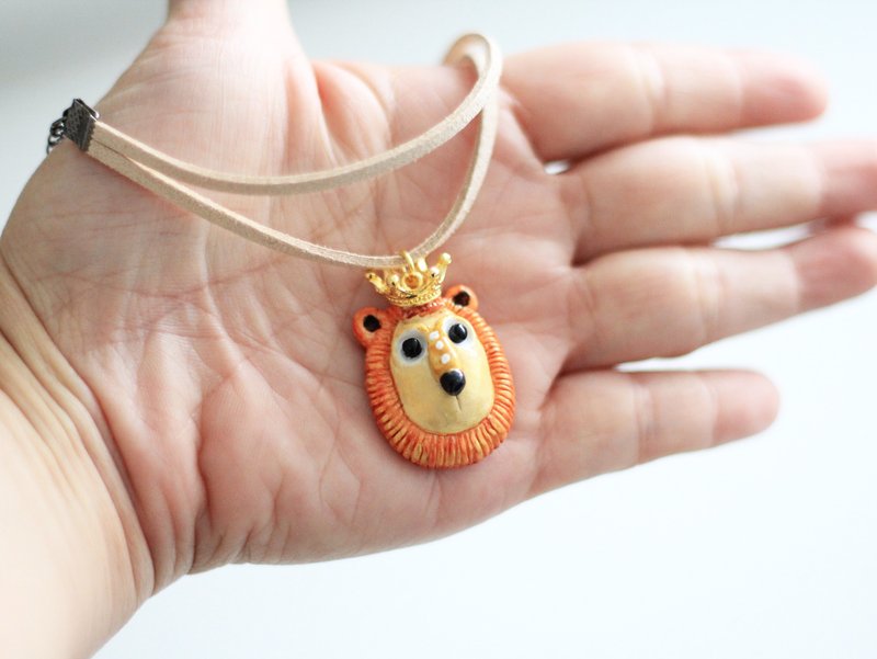 狮子王手绳- 环保蜡绳手环，手工手绘低温陶泥坠子 - 手链/手环 - 其他材质 橘色