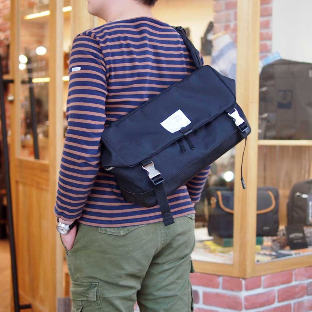 日本休闲异材质防泼水邮差包  Made in Japan by SUOLO - 侧背包/斜挎包 - 防水材质 黑色