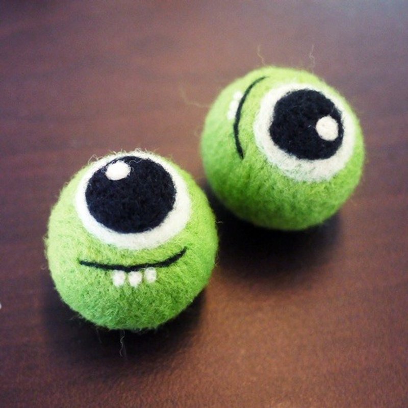 Hanju's羊毛儿。手作 DIY 绿色大眼帅哥 羊毛毡 手机吊饰/防尘塞/强力磁铁 - 玩偶/公仔 - 羊毛 绿色