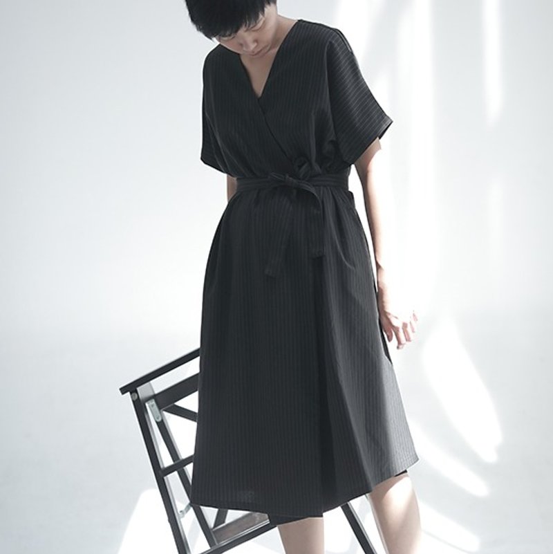 黑色 精纺西装麻纱料 条纹系带开衫式短袖连衣裙洋装 日式和服棉麻外套式 春秋中长款 | 番塔塔原创独立设计 - 洋装/连衣裙 - 棉．麻 黑色