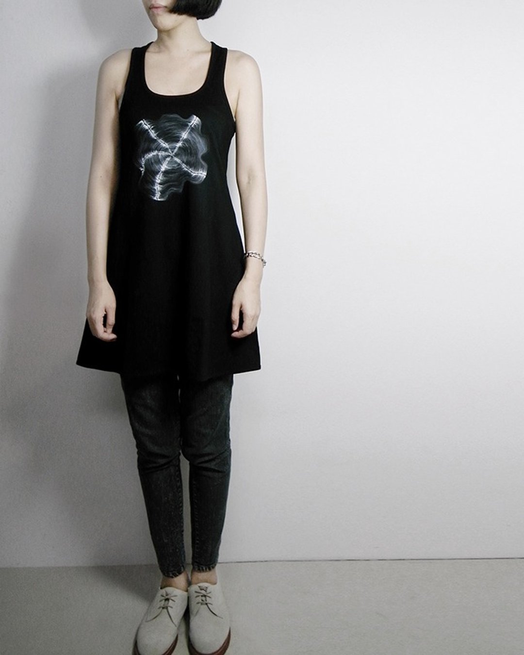 I . A . N Design 木轮隧道  黑色长版挖背背心 100%有机棉 Organic Cotton - 女装背心 - 棉 黑色