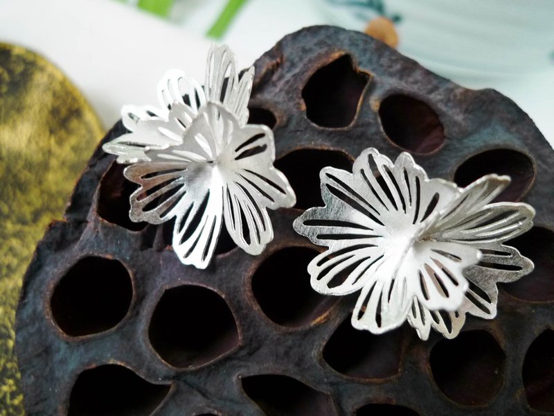 FLOW_几何花 银耳环 - 耳环/耳夹 - 其他金属 灰色