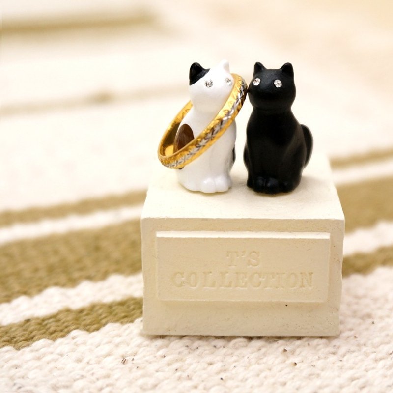 猫咪小俩好戒指台-三花×黑色 戒指的家 戒指座展示架 疗愈感满满 治愈小物 日本纯手工 家饰 摆饰 圣诞节 交换礼物好选择 - 戒指 - 塑料 白色