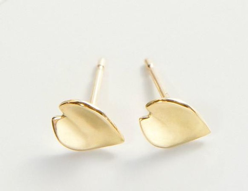 Cherry petals / post earrings 18k yellow gold - 耳环/耳夹 - 其他金属 
