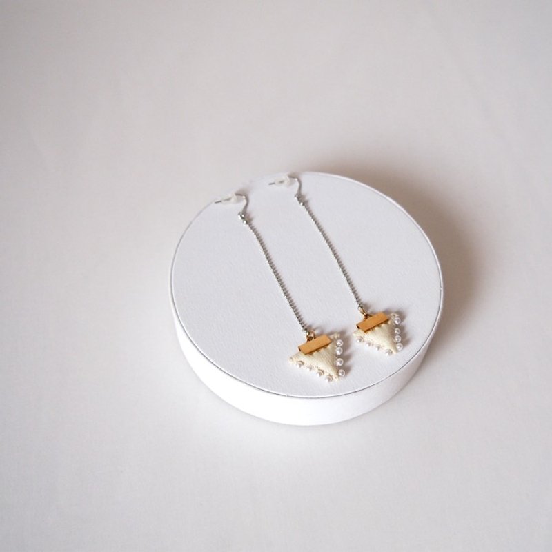 三角形耳针式耳环・耳夹式耳环 / 奶油黄色 < 金属坠饰 > - 耳环/耳夹 - 其他材质 黄色