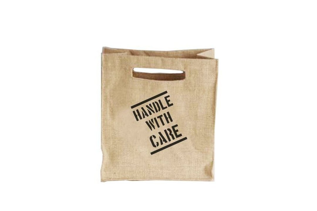 Fill in the Blank”天然麻织布家饰系列 - 法式麻织手提方包 - HANDLE WITH CARE （小心轻放） - 摆饰 - 其他材质 金色