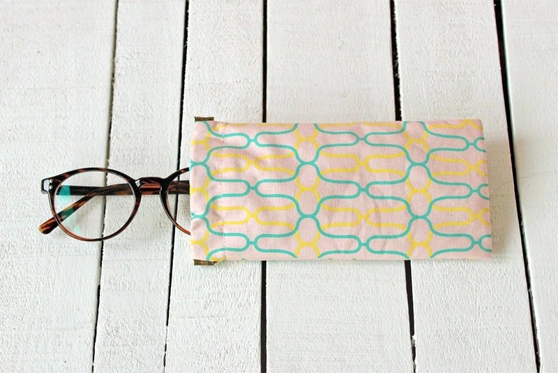 扁嘴眼镜袋-铁花窗2号/粉底淡绿印花 - 眼镜/眼镜框 - 其他材质 粉红色
