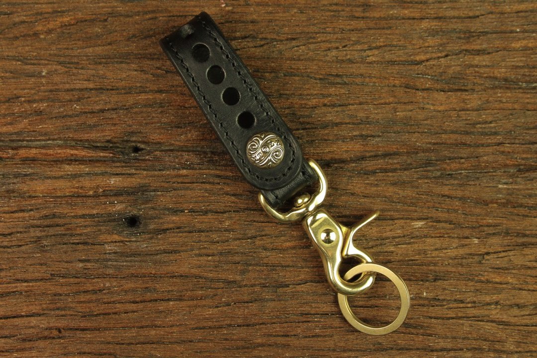 【METALIZE】Carving Leather Key Chain 雕花扣皮革钥匙圈 - 钥匙链/钥匙包 - 其他金属 