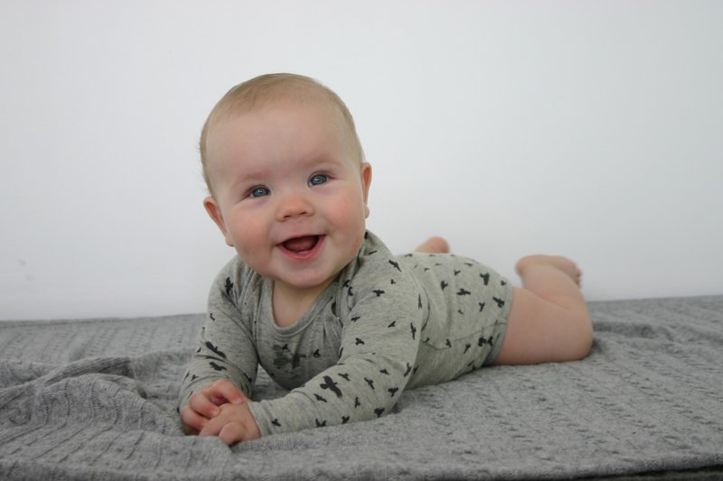 Moi Kids 冰岛有机棉童装长袖包屁衣 6M至12M浅灰色小渡鸭 - 包屁衣/连体衣 - 棉．麻 灰色