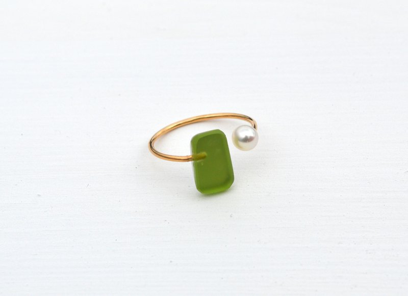Glass and pearl ring <yellow-green> - 戒指 - 玻璃 绿色
