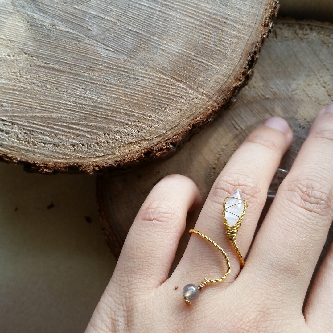 月光石/月亮石 , 蓝光拉长石镀金戒指 please provide ring size when order gold-plated Silver-plate chain Ring with moonstone and labradorite - 戒指 - 纸 蓝色