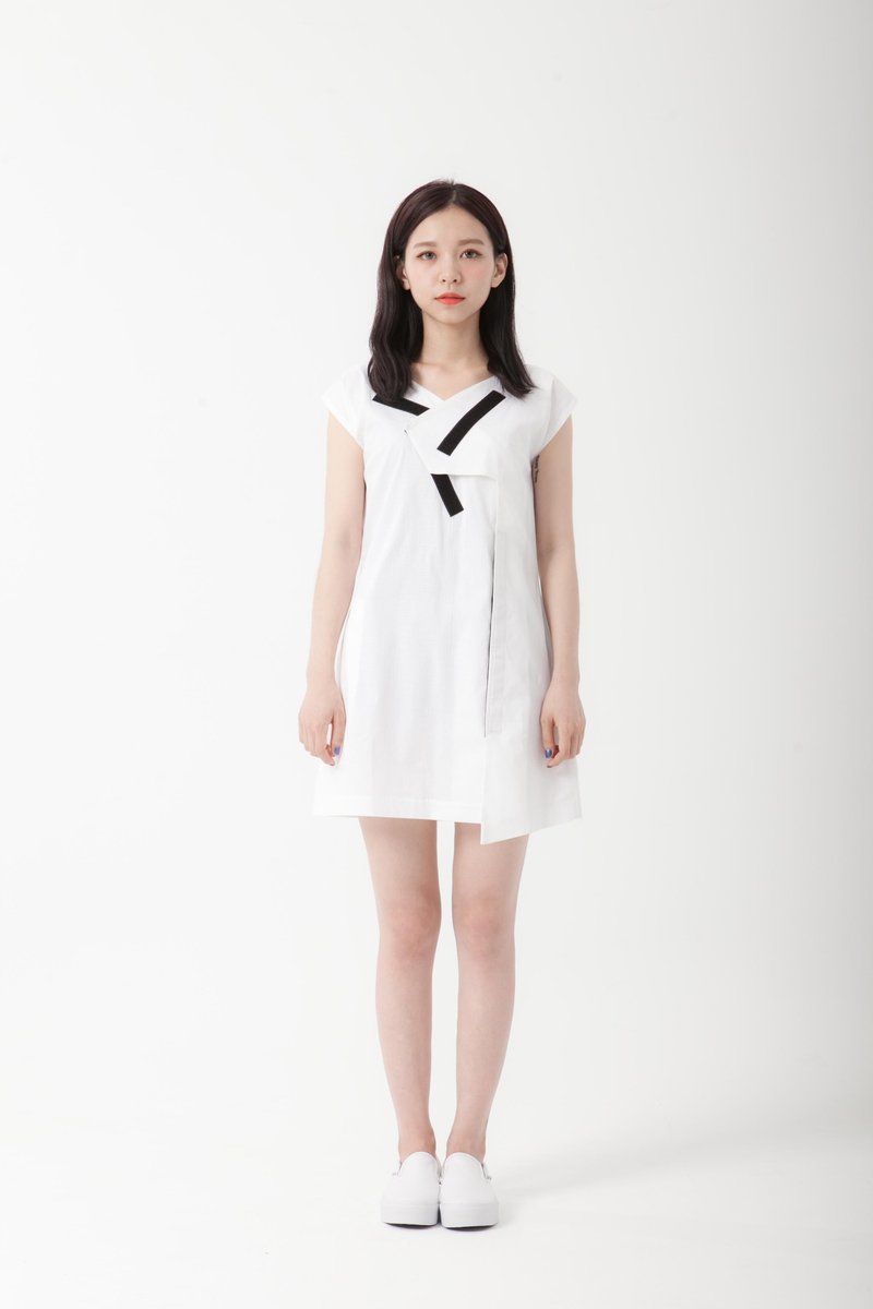 VTGO  vertigo魔鬼沾白色不对称洋装∣棉质∣交界系列∣想好好当个人 - 洋装/连衣裙 - 棉．麻 白色