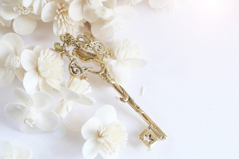 Key pendant necklace, wood vine and birds by linen. - 项链 - 其他金属 