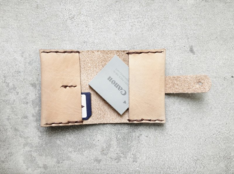 【endorphin】牛皮迷你笔记本造型收纳夹(for记忆卡/电池) - 其他 - 真皮 卡其色