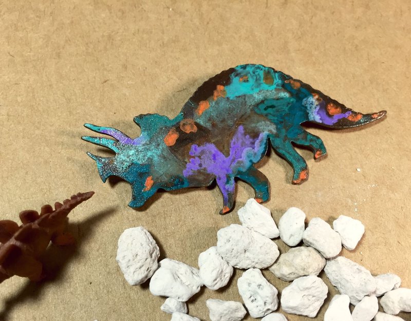 Dino Pin－三角龙 - 胸针 - 其他金属 多色