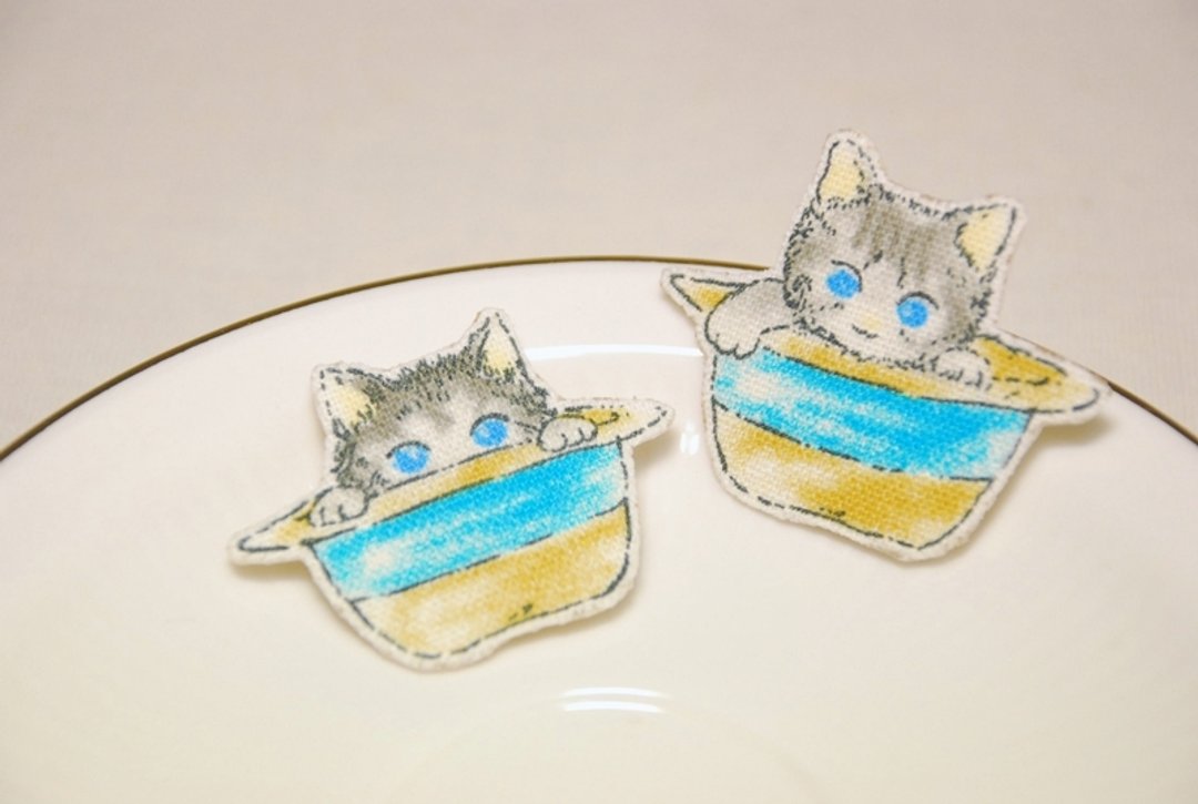 :: 猫公主 ::　　布质文具 　。帽子躲猫猫　//多用途别针/胸针 - 吊饰 - 其他材质 卡其色