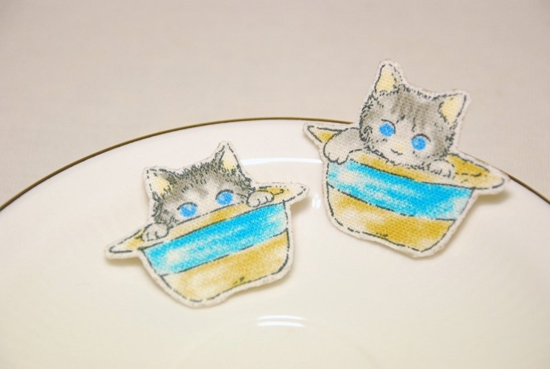 :: 猫公主 ::　　布质文具 　。帽子躲猫猫　//多用途别针/胸针 - 吊饰 - 其他材质 卡其色