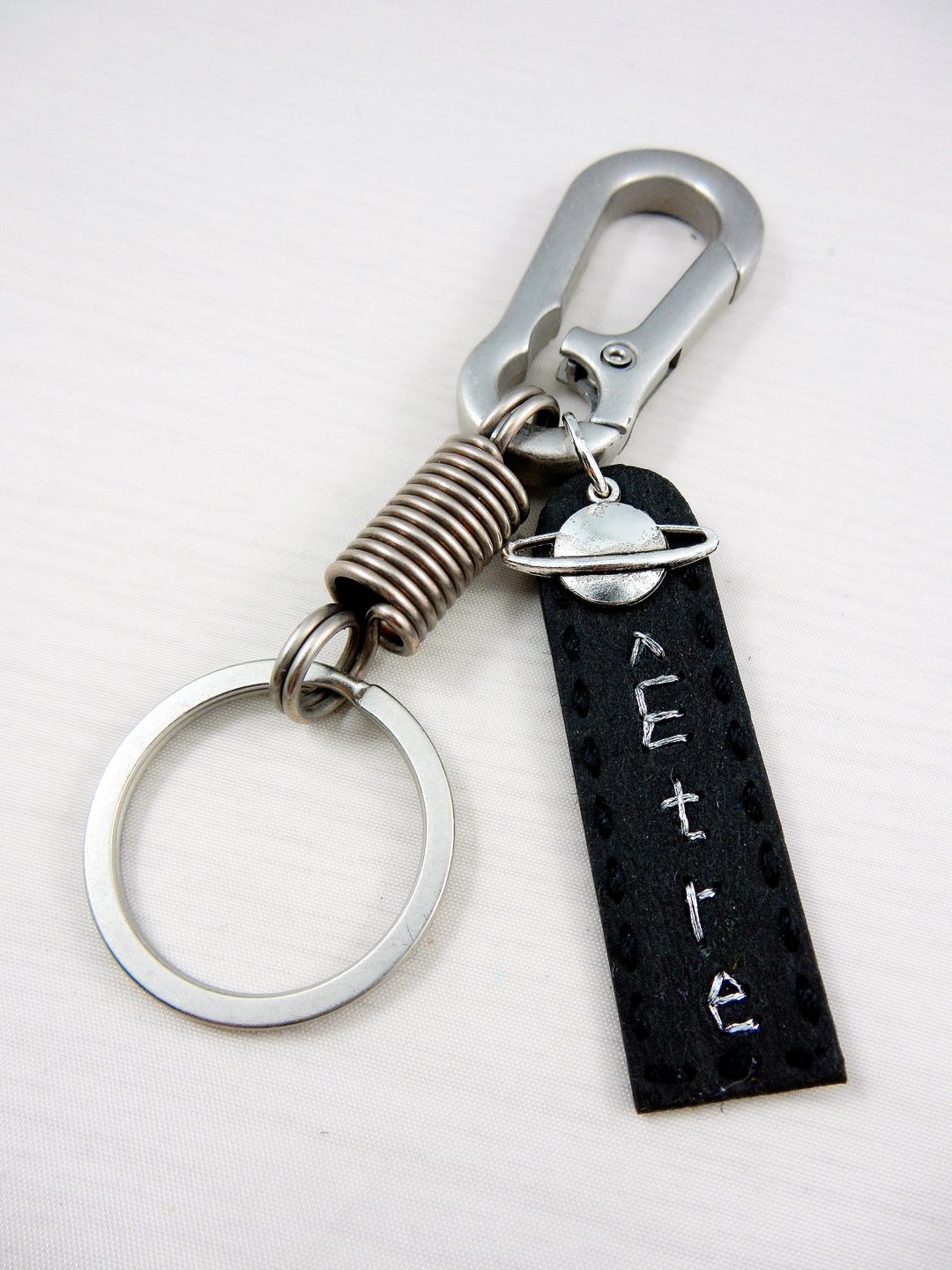 god leading【暖心系列】Être 星球 key chain 定制化  手做独特 加分配件 复古 简约 男生 附赠礼盒包装 毕业礼物 情人节礼物 生日礼物 七夕 耶诞礼物 新年祝福礼物 - 钥匙链/钥匙包 - 绣线 黑色
