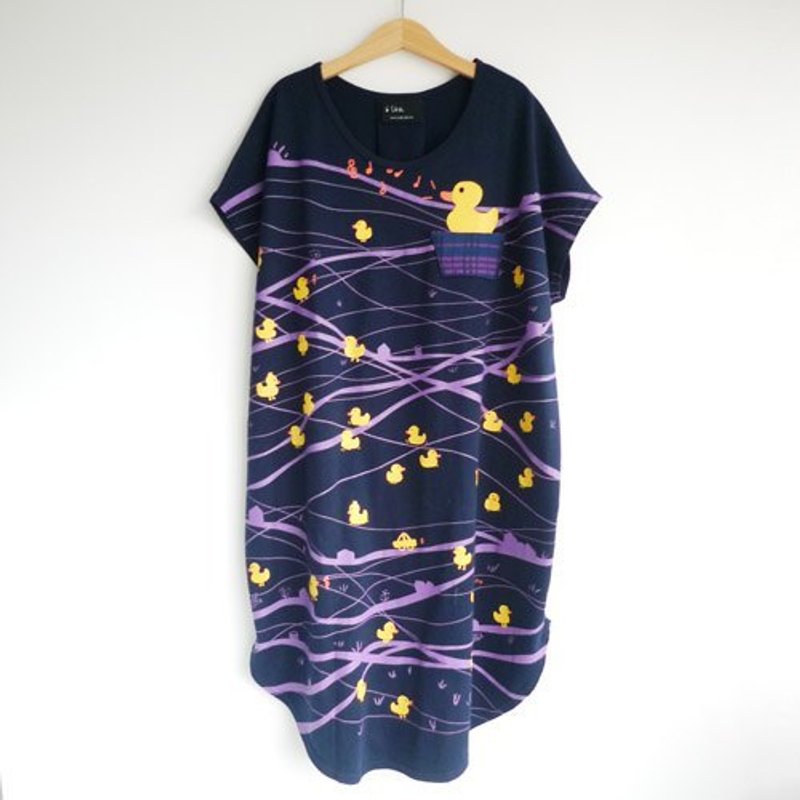 ：Urb.【大鸭小鸭一起游】女/长椭圆附绳多穿款 - 女装 T 恤 - 棉．麻 蓝色