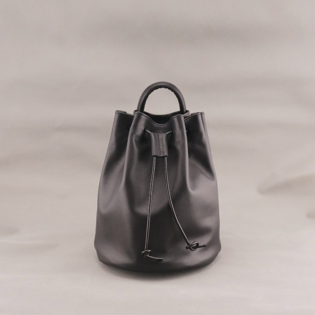 MiniBert迷你伯特．侧背束口包．水桶包 ．黑色 / 皮革 / RRENAE Leatherware - 侧背包/斜挎包 - 真皮 黑色