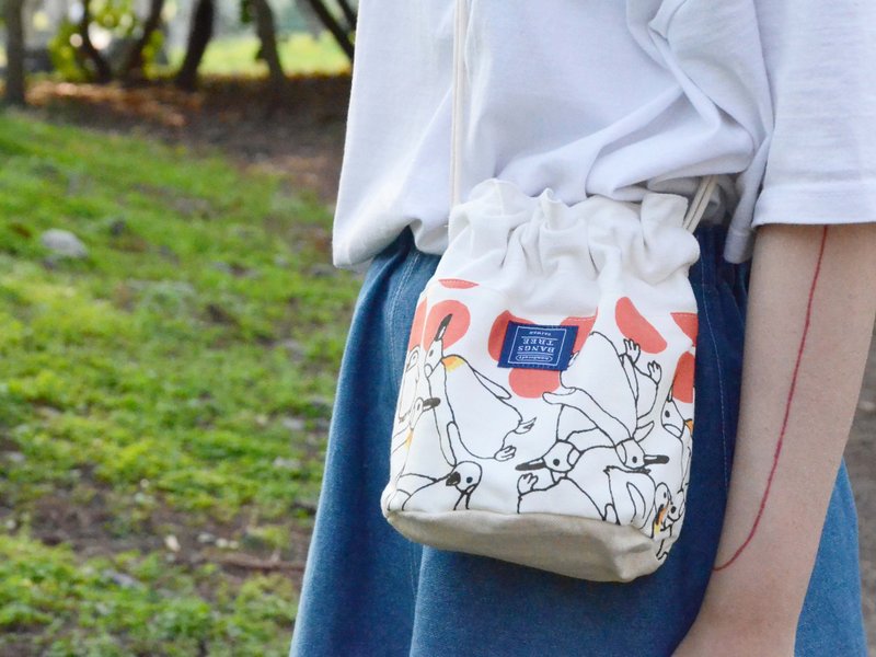 ::浏海树:: 侧背水桶包＿红点点企鹅（东京限定款） - 侧背包/斜挎包 - 其他材质 红色