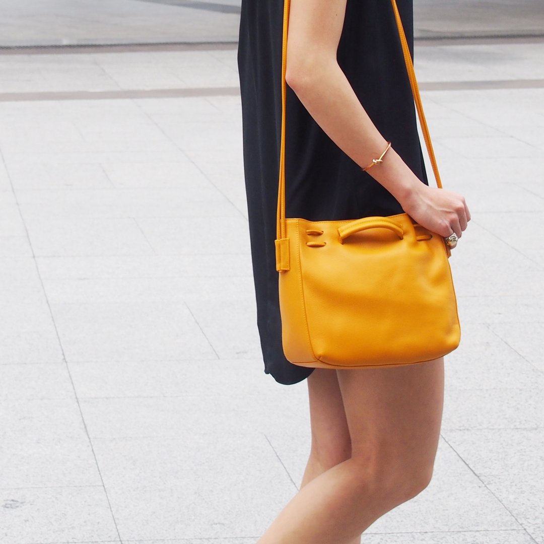 Clyde Cloud XS Leather Bucket Bag in Tangerine Color - 侧背包/斜挎包 - 真皮 橘色