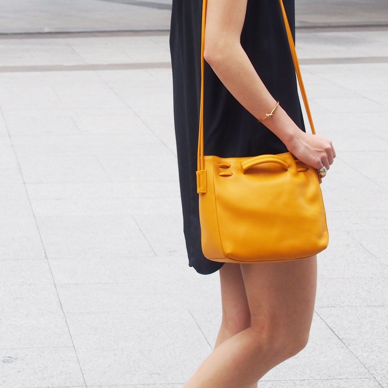 Clyde Cloud XS Leather Bucket Bag in Tangerine Color - 侧背包/斜挎包 - 真皮 橘色