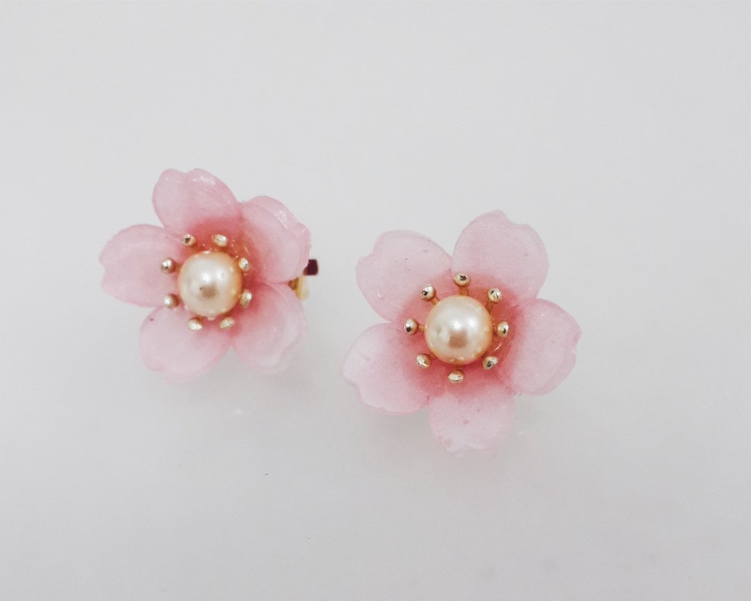 momolico handmade 樱花耳环－夹式（大）穿式 - 耳环/耳夹 - 塑料 粉红色