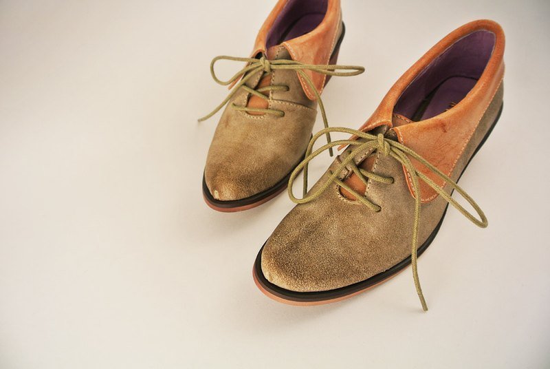 去动物园郊游会唱歌。浅绿腊牛皮领子翘头平底鞋。 - 女款休闲鞋 - 真皮 卡其色