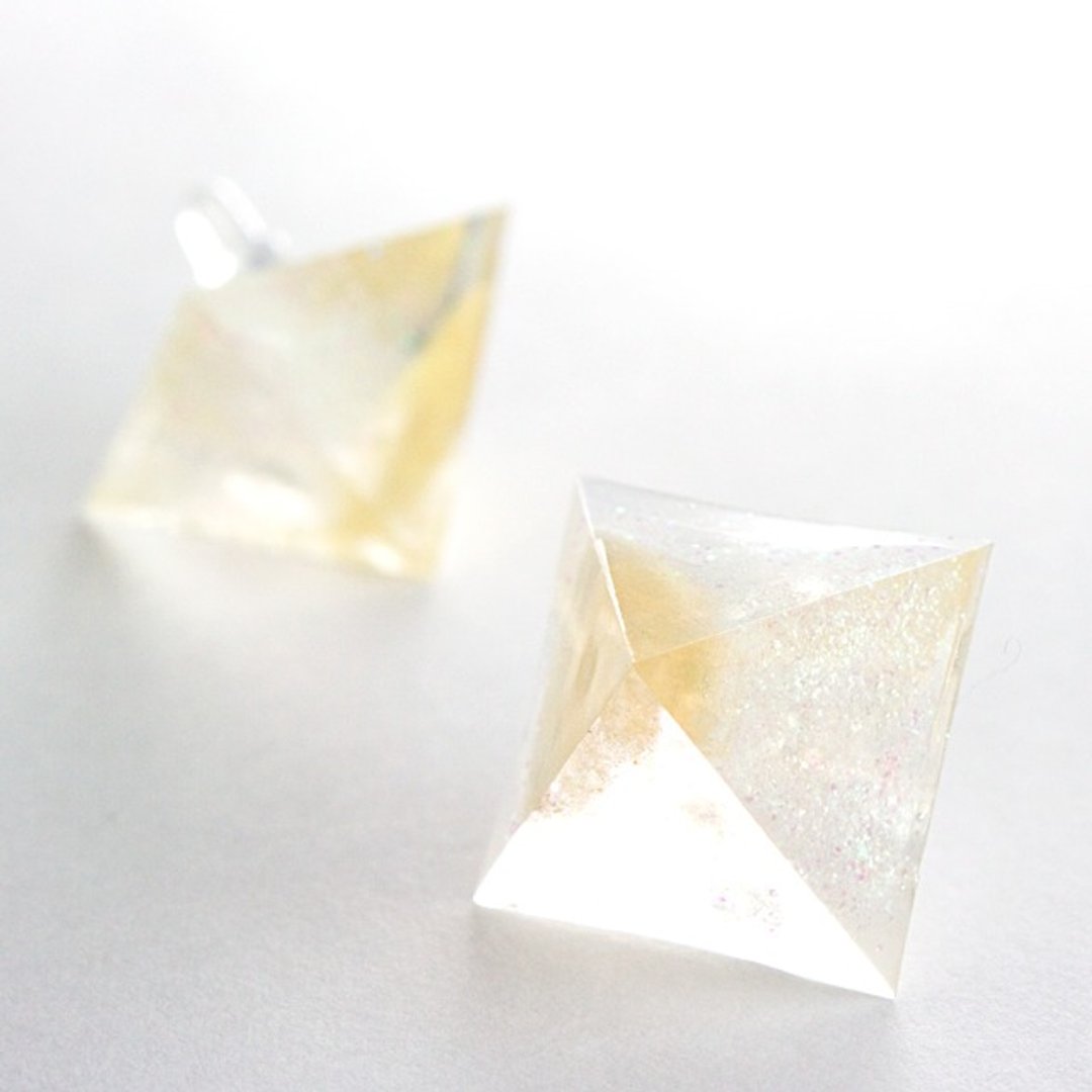 Pyramid earrings (phantom date) - 耳环/耳夹 - 其他材质 金色