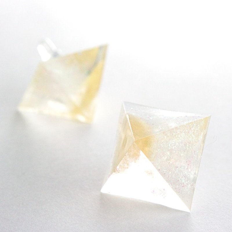 Pyramid earrings (phantom date) - 耳环/耳夹 - 其他材质 金色