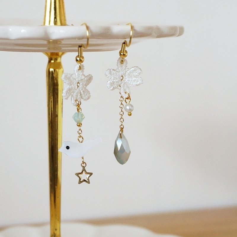 {KPC0053}水晶蕾丝贝雕小鸟耳环(灰绿) - 耳环/耳夹 - 宝石 绿色