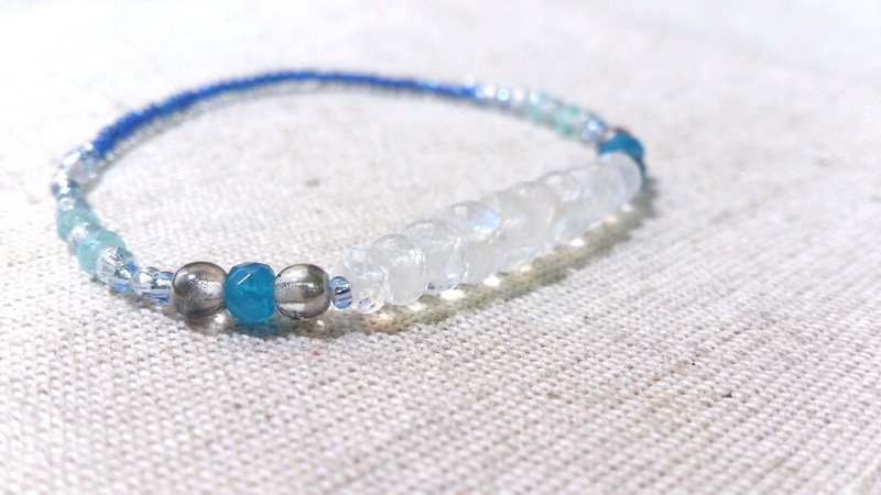 crystal in dearsharka || 蓝晕月光石 x 深蓝磷灰石 x 浅蓝磷灰石．晕光蓝耀的天光美丽 - 手链/手环 - 宝石 蓝色