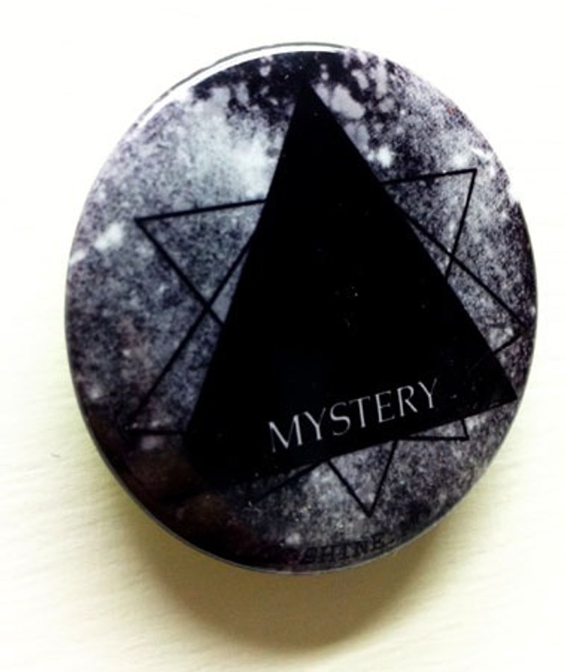 Shine.Mo三角系列胸章-黑MYSTERY神秘款 - 胸针 - 其他金属 黑色