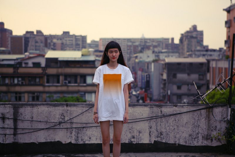 WEEKEND HIPPIE - │ NO.66 渐层-橙 │ PHOTOGRAPH POSTER T-SHIRT - 女装 T 恤 - 棉．麻 